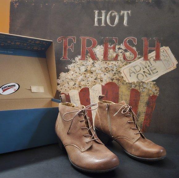 Dansko Ankle booties/ shoes - Picture 2 of 8